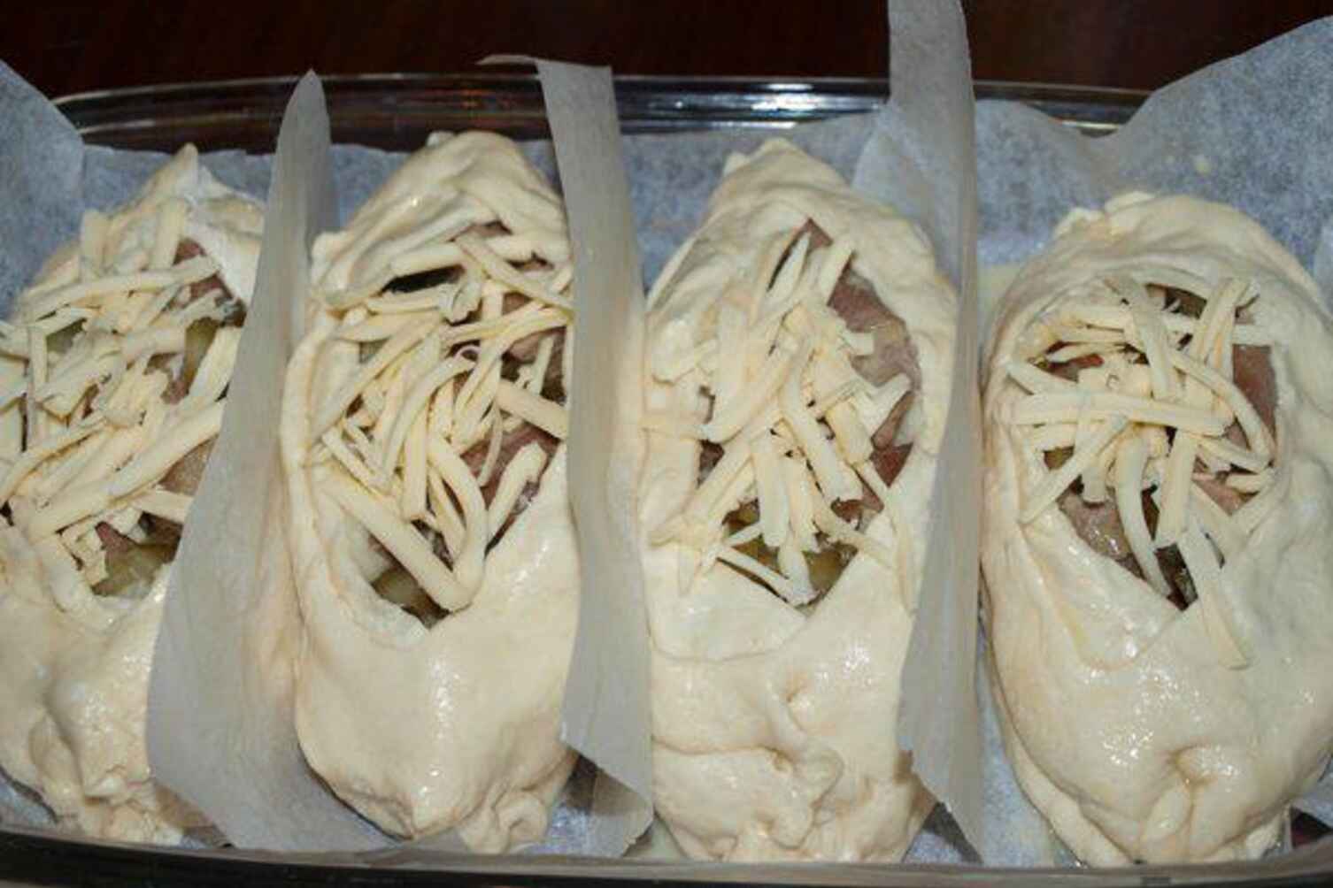 Човники з листкового тіста з картоплею, м'ясом і огірочками
