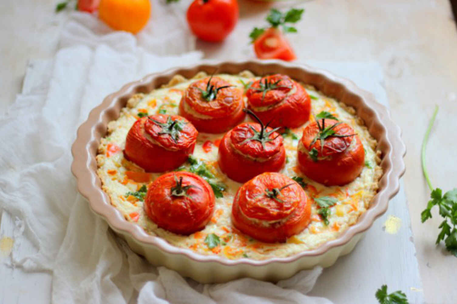 Відкритий пиріг на зернових пластівцях з фаршированими  помідорами