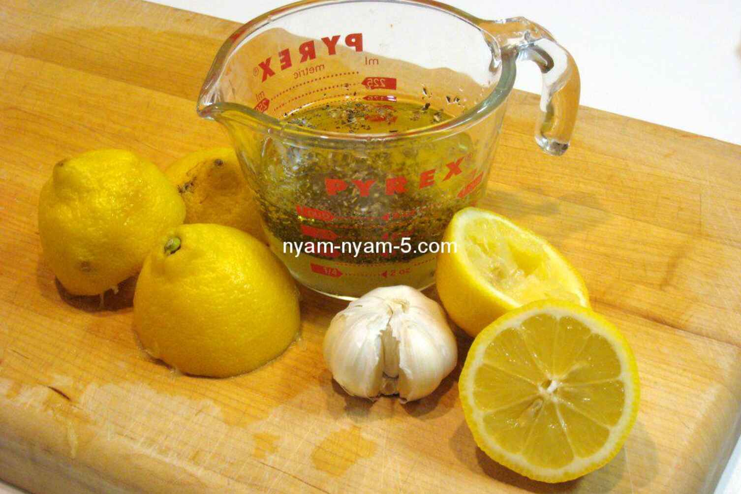 Лимонно-часникова заправка(для салатів, м'яса та птиці)