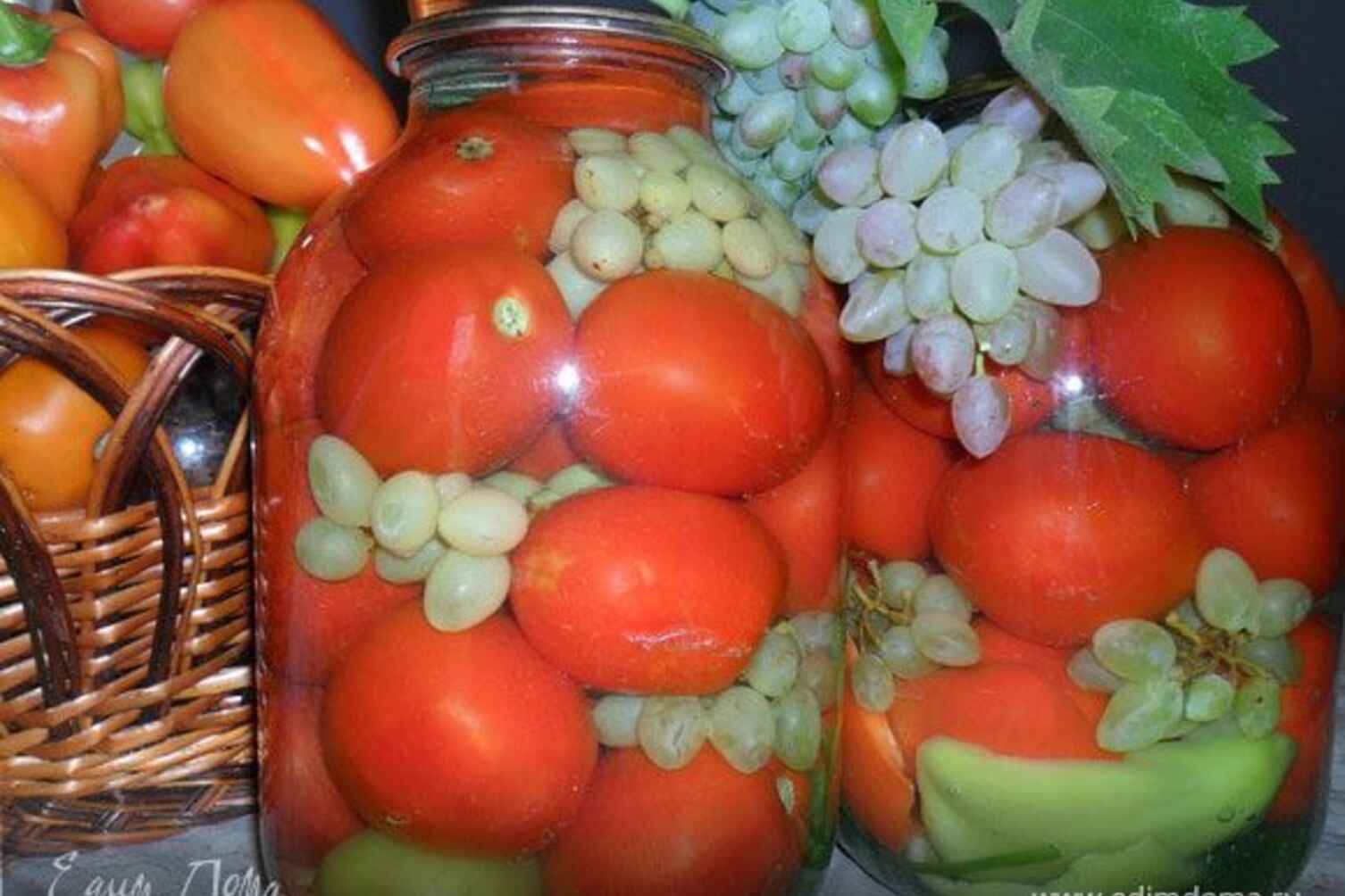 Мариновані помідори з виноградом