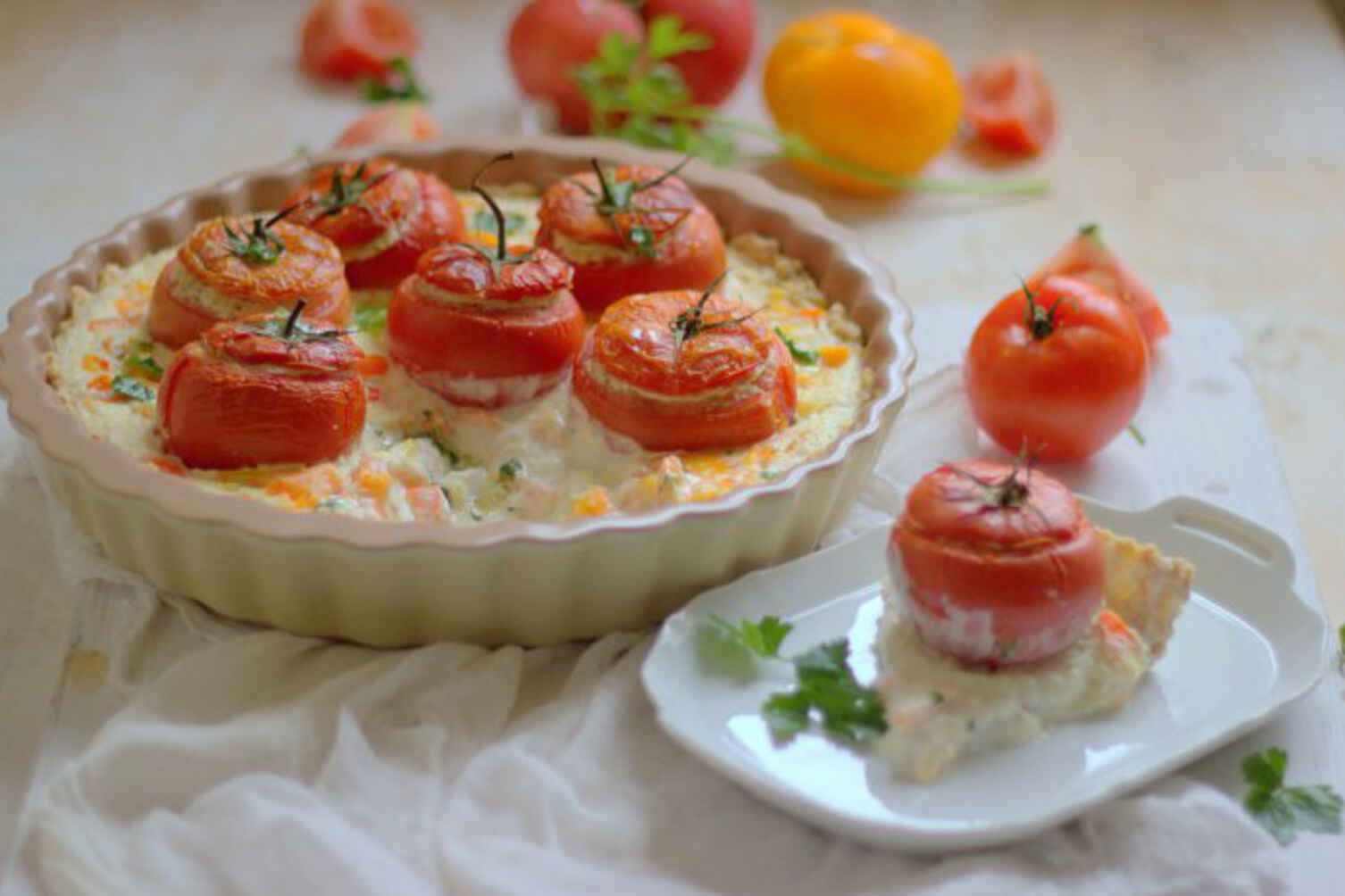 Відкритий пиріг на зернових пластівцях з фаршированими  помідорами