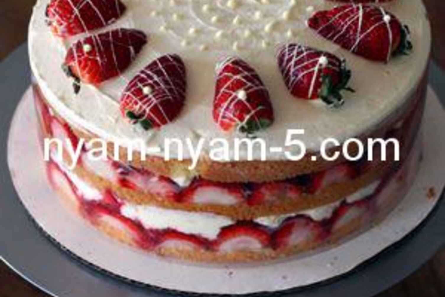 40 фото-ідей прикрашення тортів та пляцків полуницею